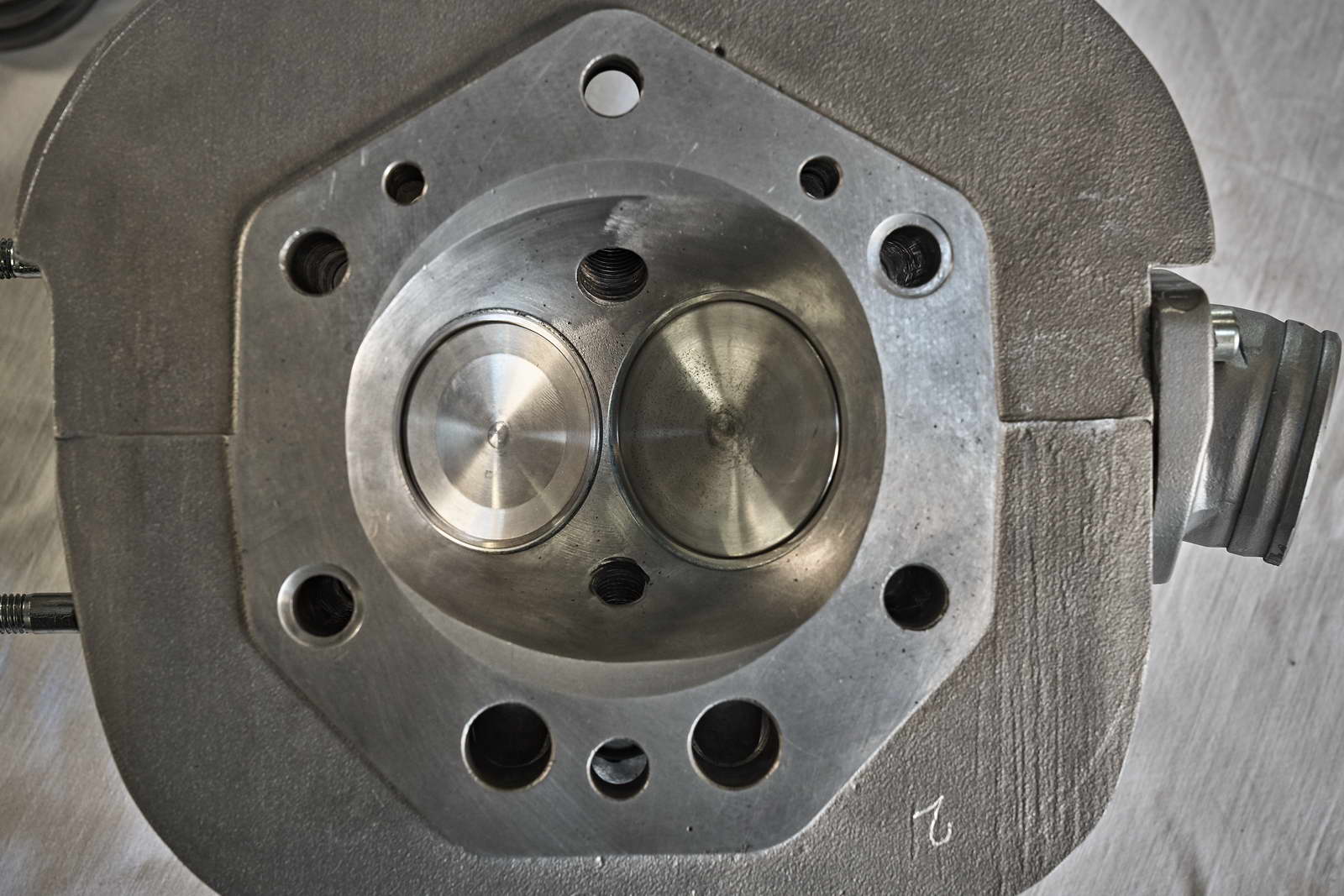 Guzzi Motor Zusammenbau René Nesselhauf